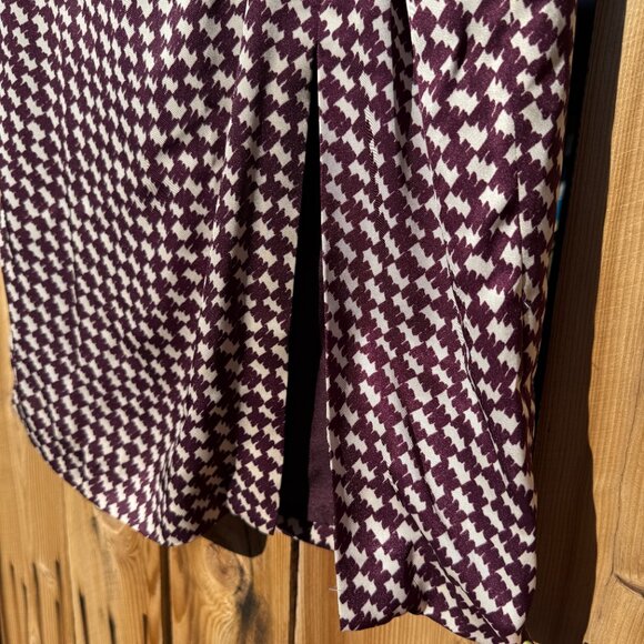 Price FIRM Ann Taylor Houndstooth Print Slit Drape Silky Pencil Skirt Size 2 Md - Picture 4 of 10